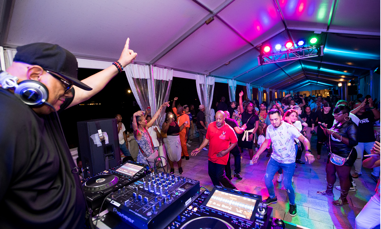 Shedd Aquarium Evening Music Offerings Continue into September with